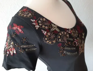 Camiseta Negra Bordada y con Lentejuelas