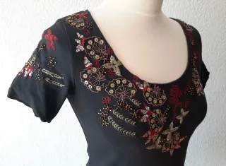 Camiseta Negra Bordada y con Lentejuelas