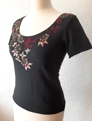 Camiseta Negra Bordada y con Lentejuelas