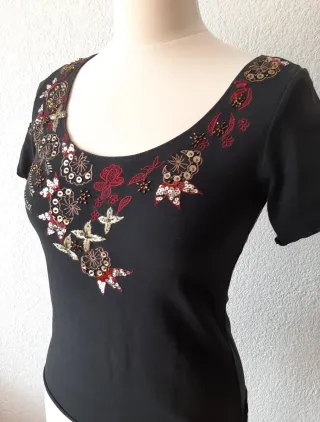 Camiseta Negra Bordada y con Lentejuelas
