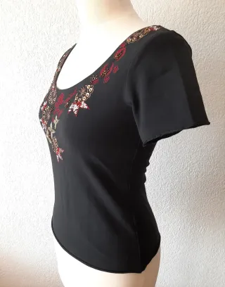 Camiseta Negra Bordada y con Lentejuelas