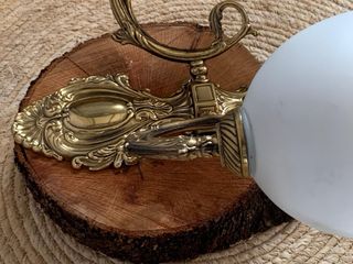 Aplique dorado con tulipa blanca