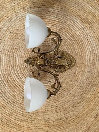 Aplique dorado con tulipa blanca