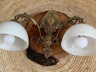 Aplique dorado con tulipa blanca