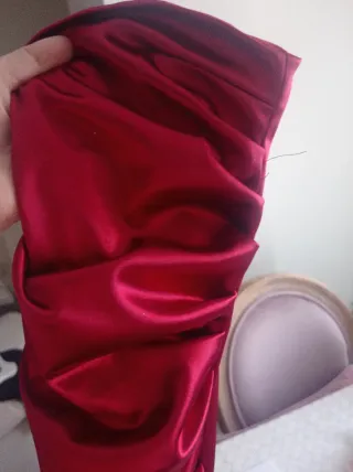 Vestido de fiesta rojo satinado