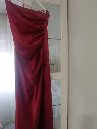 Vestido de fiesta rojo satinado