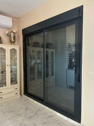 Ventanas y puertas de aluminio con persianas.