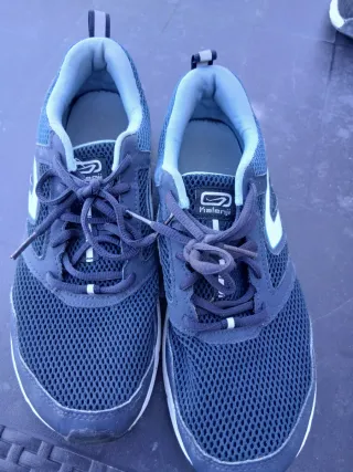 Zapatillas deportivas azules y blancas