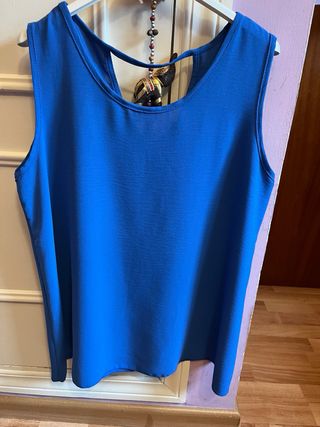 Blusa azul sin mangas con espalda abierta