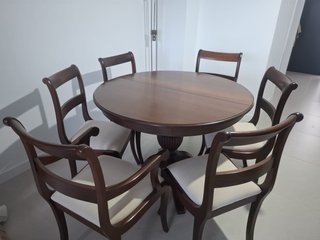 Conjunto mesa comedor y vitrina madera