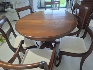 Conjunto mesa comedor y vitrina madera