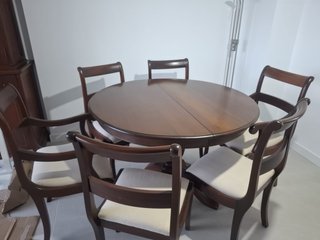 Conjunto mesa comedor y vitrina madera