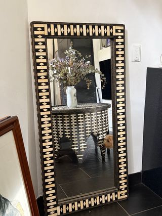Espejo de madera y hueso con diseño geométrico