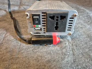 Inversor compacto para convertir 12V DC a 230V AC.