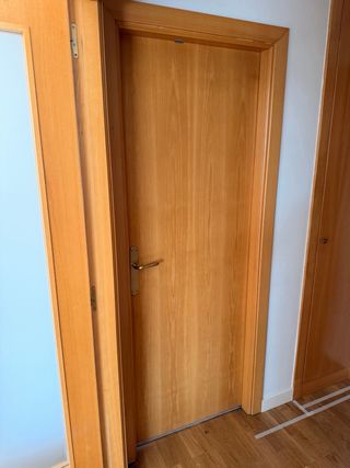 Conjunto de 6 puertas de madera interior con pomos