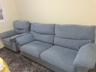 Sofá de tela gris azulado clarito