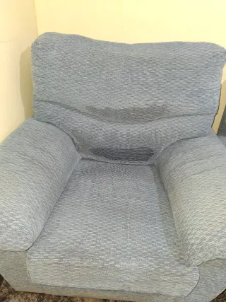 Sofá de tela gris azulado clarito