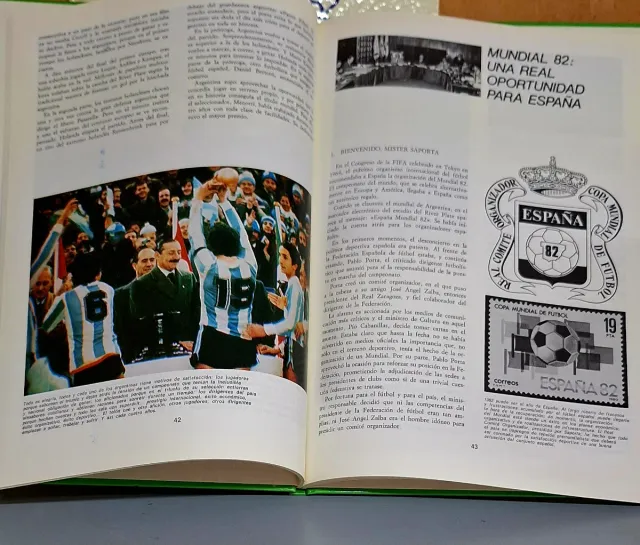 Dos libros conmemorativos del Mundial futbol 82