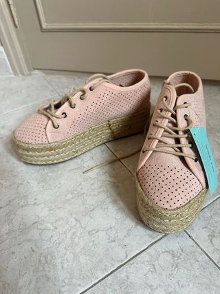 Zapatos de cuña rosas con cordones