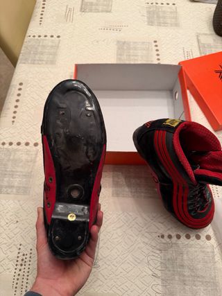 Patines de hockey negros y rojos