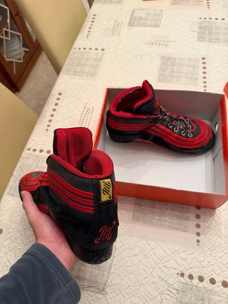 Patines de hockey negros y rojos