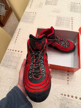 Patines de hockey negros y rojos