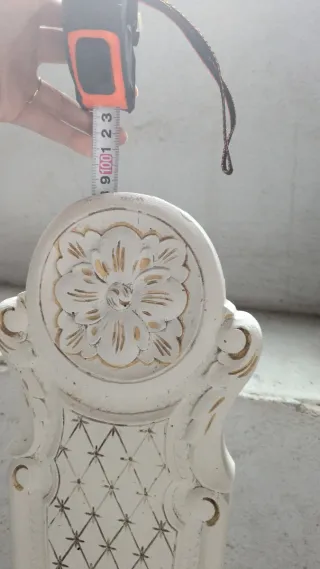 Silla antigua de madera blanca y dorada