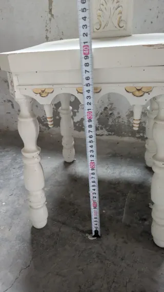 Silla antigua de madera blanca y dorada