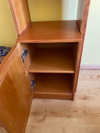 Estantería de madera con puerta