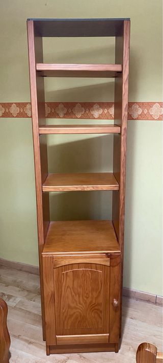 Estantería de madera con puerta