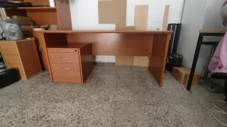 Escritorio grande madera con cajonera