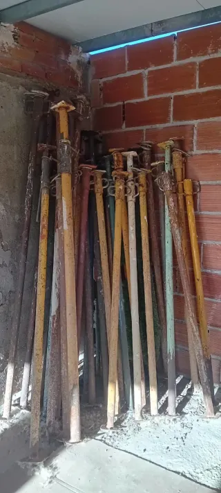 Puntales de obra metálicos