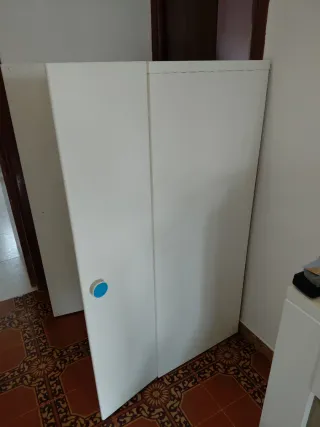 Armario blanco Ikea con tiradores azules