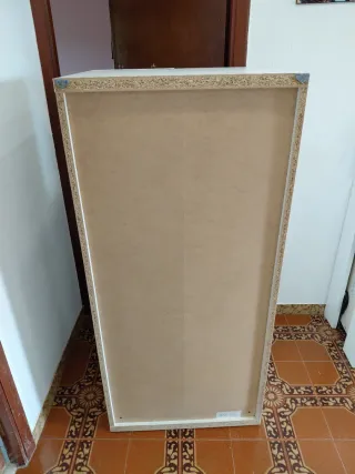 Armario blanco Ikea con tiradores azules