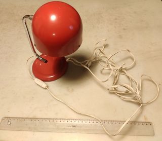 Lámpara de mesa roja y plateada