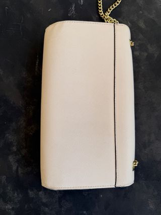 Bolso clutch beige cadena dorada