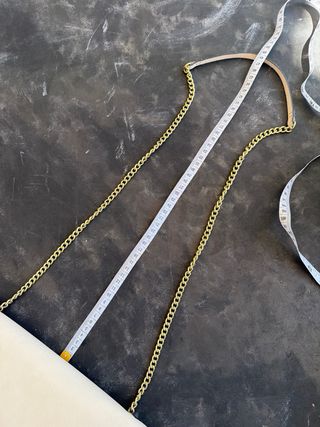 Bolso clutch beige cadena dorada