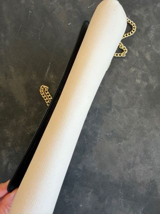 Bolso clutch beige cadena dorada