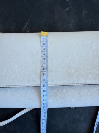 Bolso clutch beige cadena dorada