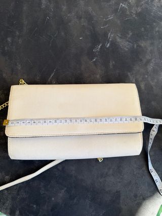 Bolso clutch beige cadena dorada