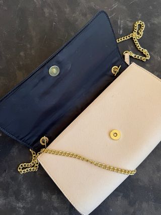 Bolso clutch beige cadena dorada