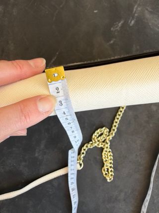 Bolso clutch beige cadena dorada