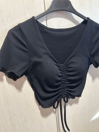 Top negro fruncido