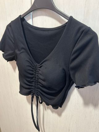 Top negro fruncido
