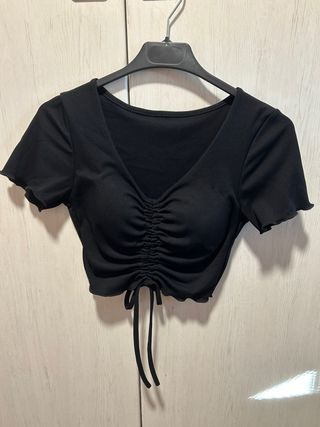 Top negro fruncido
