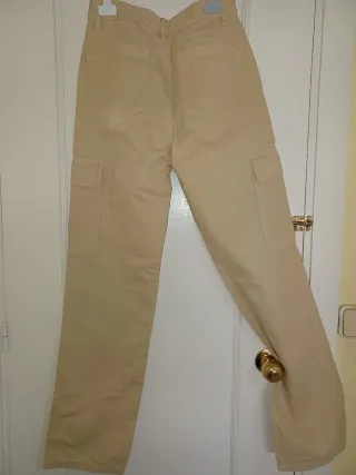 Vaqueros cargo Stradivarius beige Talla S