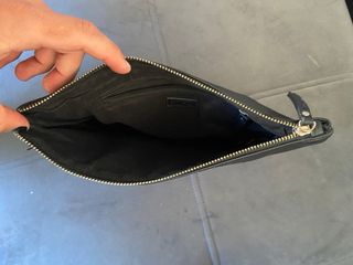 Bolso de mano negro con flores rosas