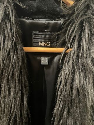 Chaqueta MNG ante negra con pelo