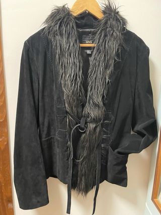 Chaqueta MNG ante negra con pelo