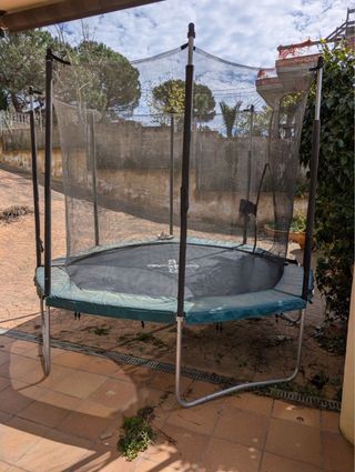 Trampolín grande con red de seguridad